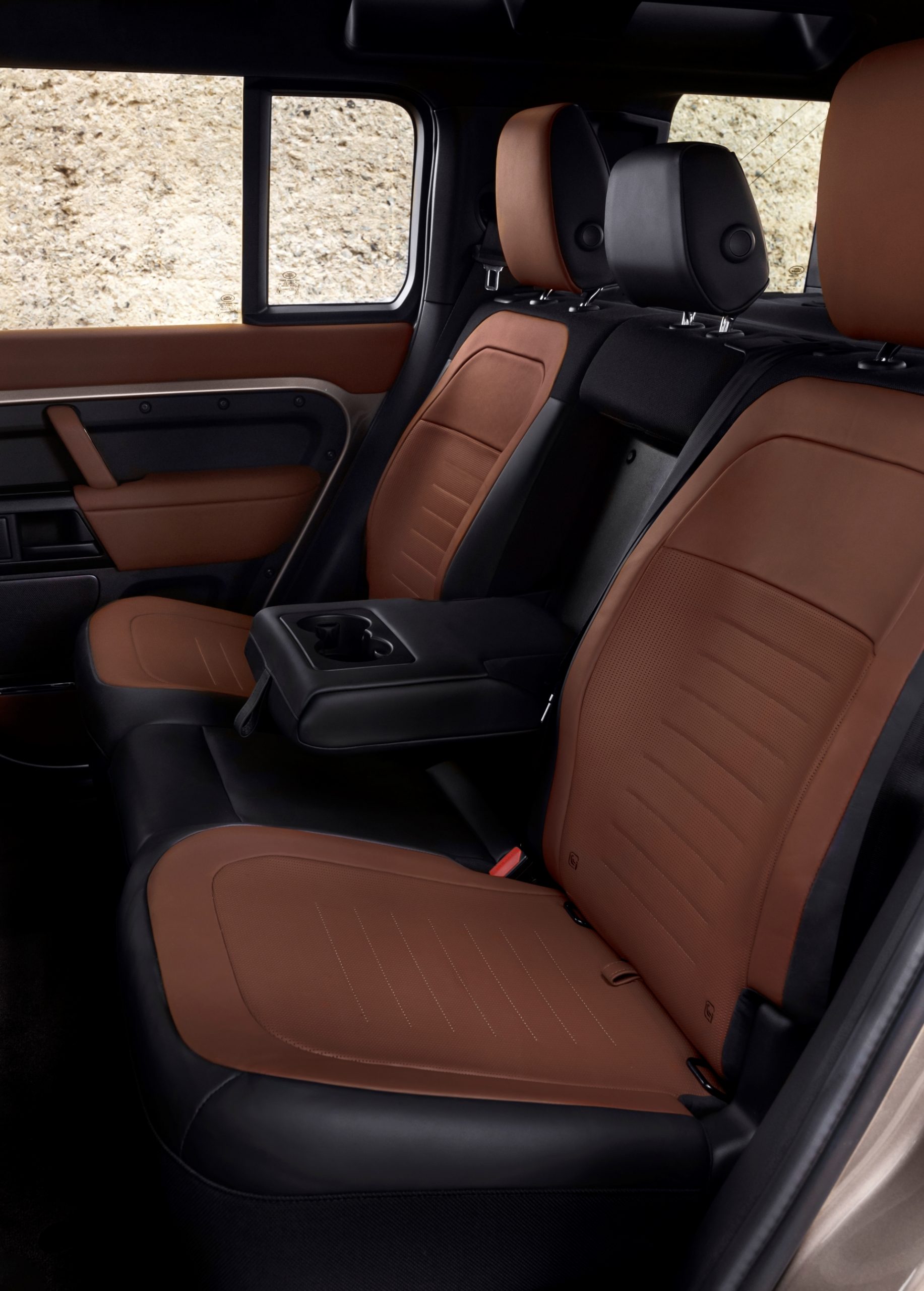Asientos traseros del Defender Octa, diseño robusto y elegante.