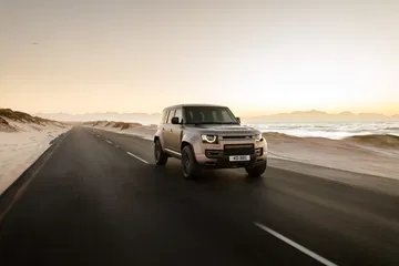 El Defender Octa combina diseño robusto y motor BMW de 635 CV, ideal para el 4x4 extremo.