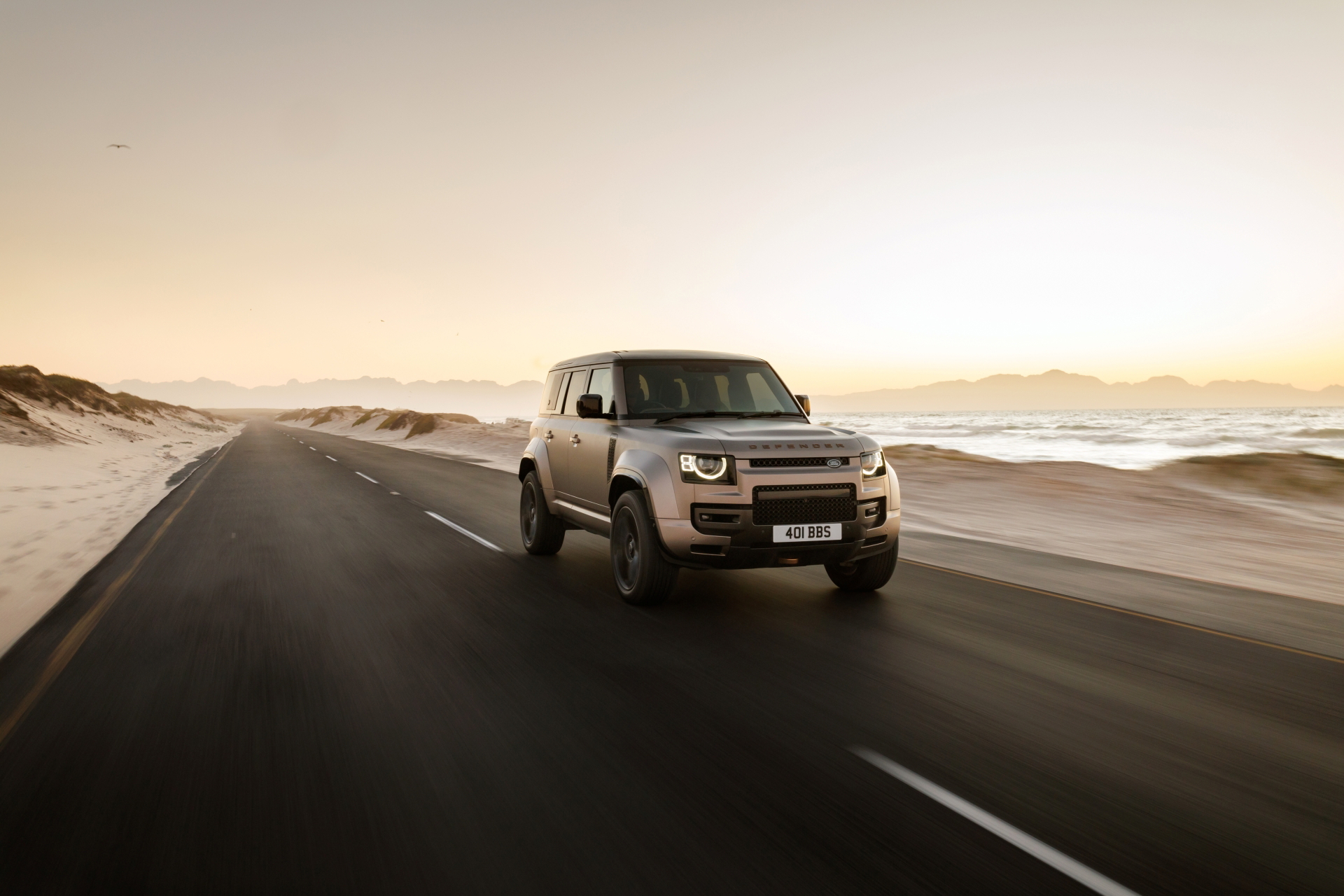 El Defender Octa combina diseño robusto y motor BMW de 635 CV, ideal para el 4x4 extremo.