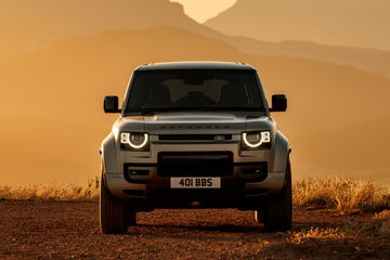 El Defender Octa es un titán del off-road con motor BMW de 635 CV.