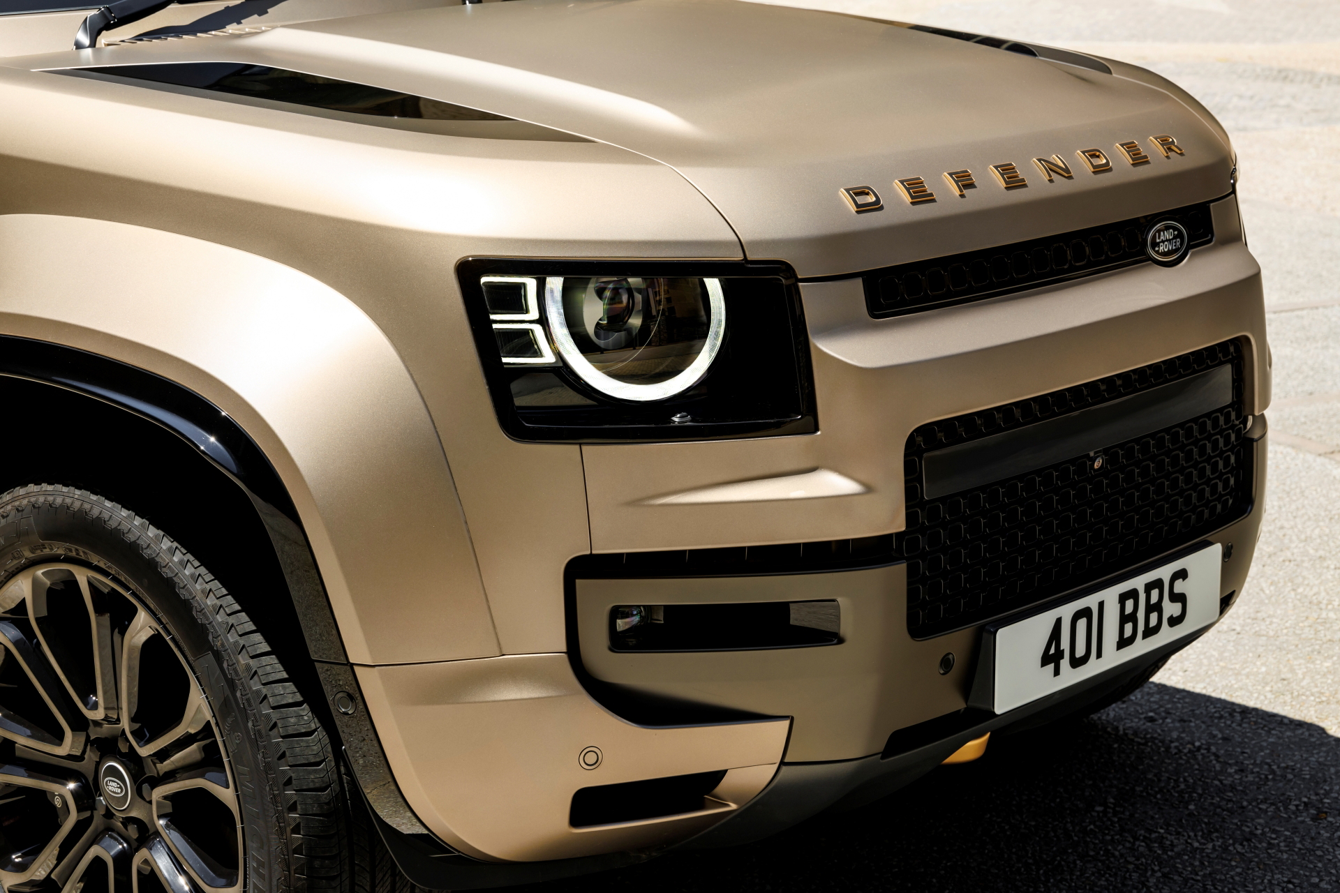El Defender Octa destaca por su imponente diseño todoterreno y potente motor BMW.