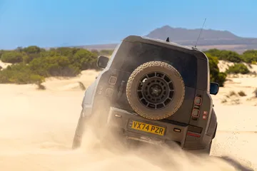 El Defender Octa, imparable en terrenos difíciles, destaca con su motor BMW de 635 CV.