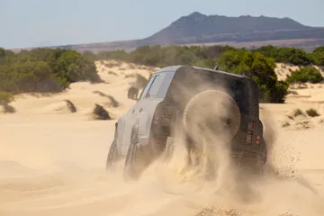 El Defender Octa arrasa en el desierto, demostrando su potencia y capacidad todoterreno.