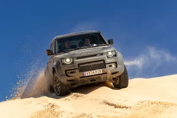 El Defender Octa se desenvuelve con maestría en caminos desafiantes.