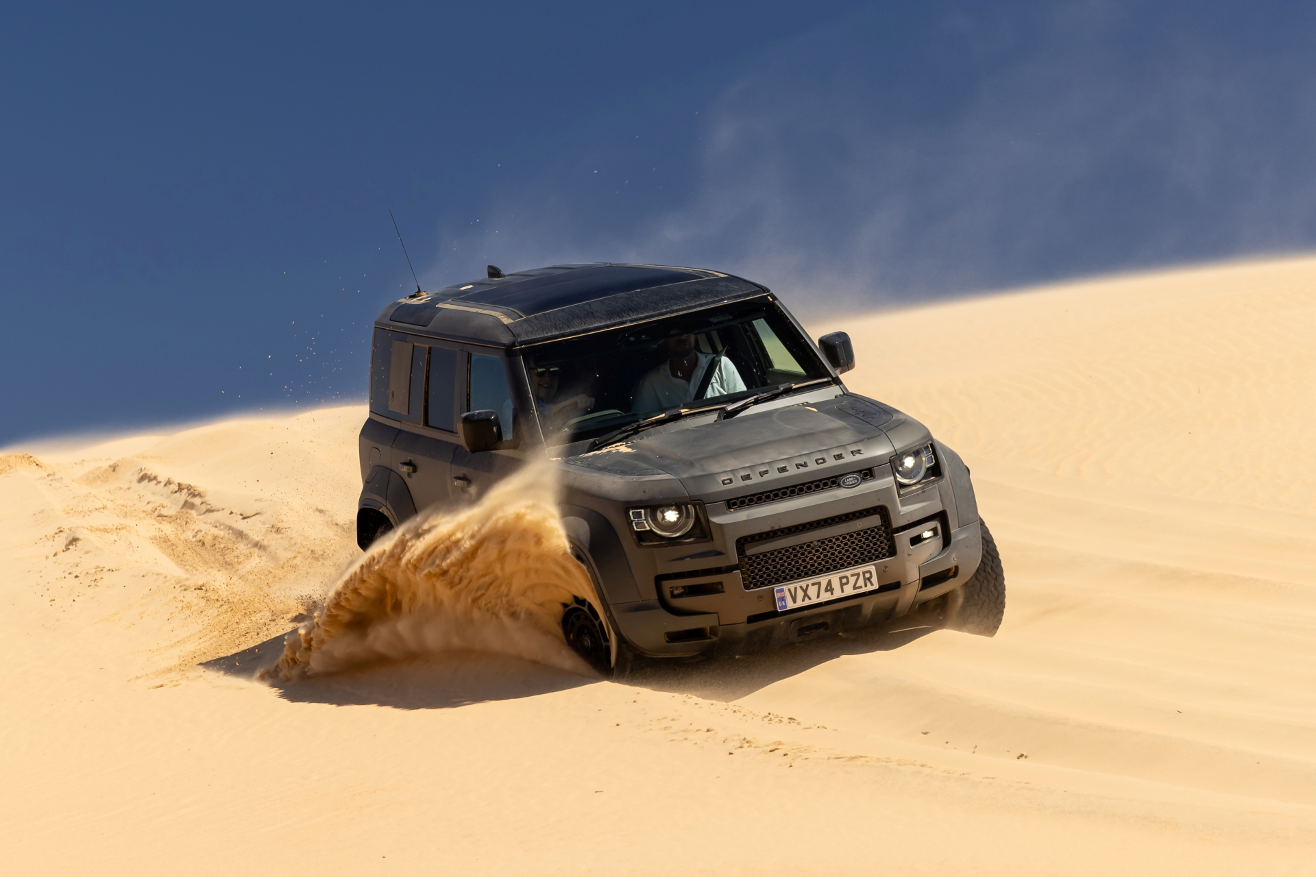 El Defender Octa destaca en dunas con su motor BMW de 635 CV, llevando el 4x4 a otro nivel.