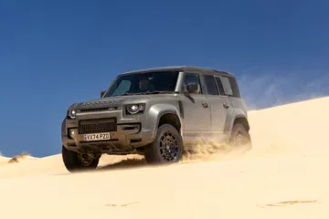 El Defender Octa demuestra su poderío en terrenos arenosos con su motor BMW de 635 CV.