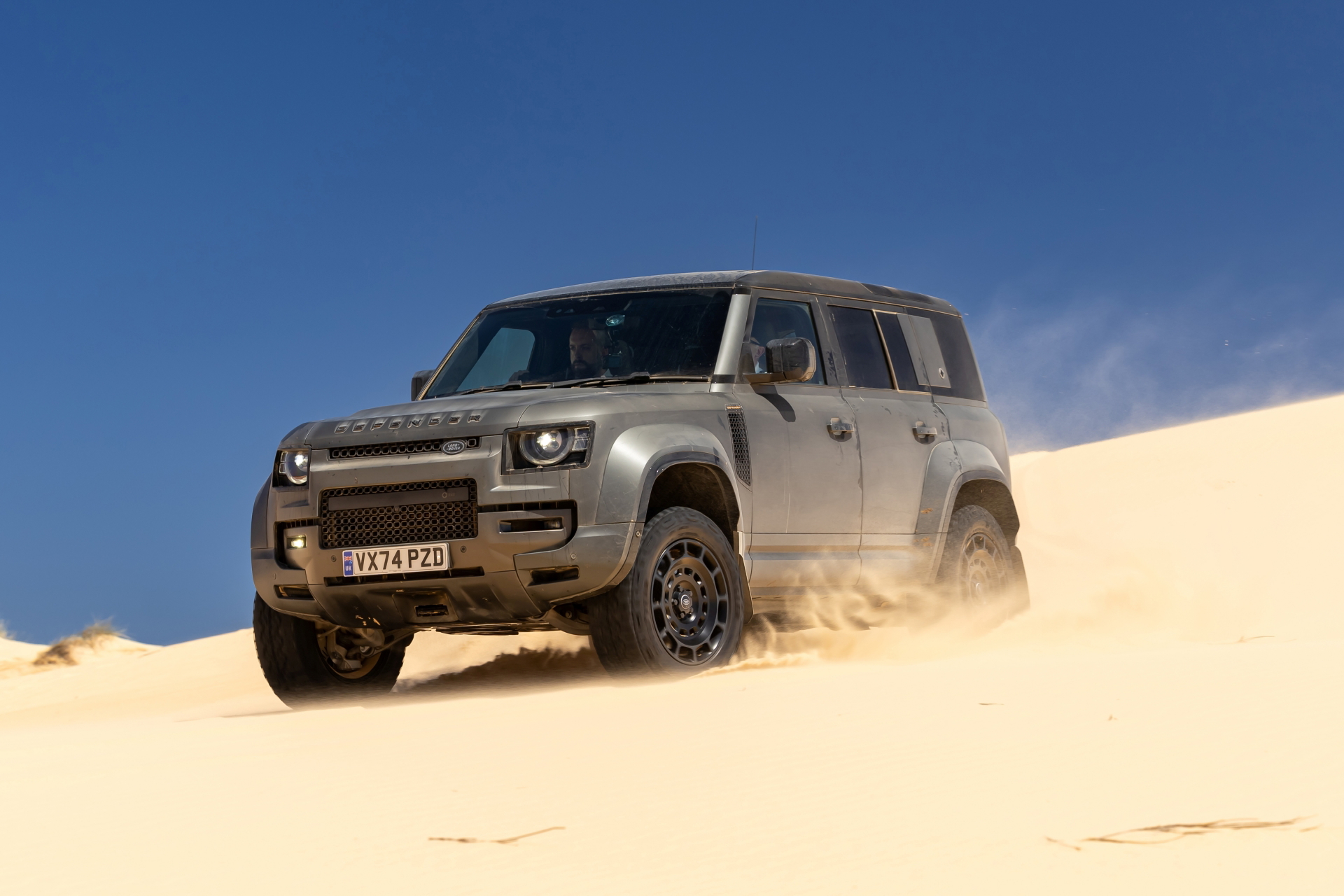 El Defender Octa demuestra su poderío en terrenos arenosos con su motor BMW de 635 CV.