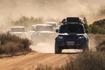 El Defender Octa se impone en cualquier terreno, demostrando su potencia y versatilidad.