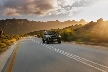 El Defender Octa destaca por su diseño robusto y su increíble capacidad todoterreno.