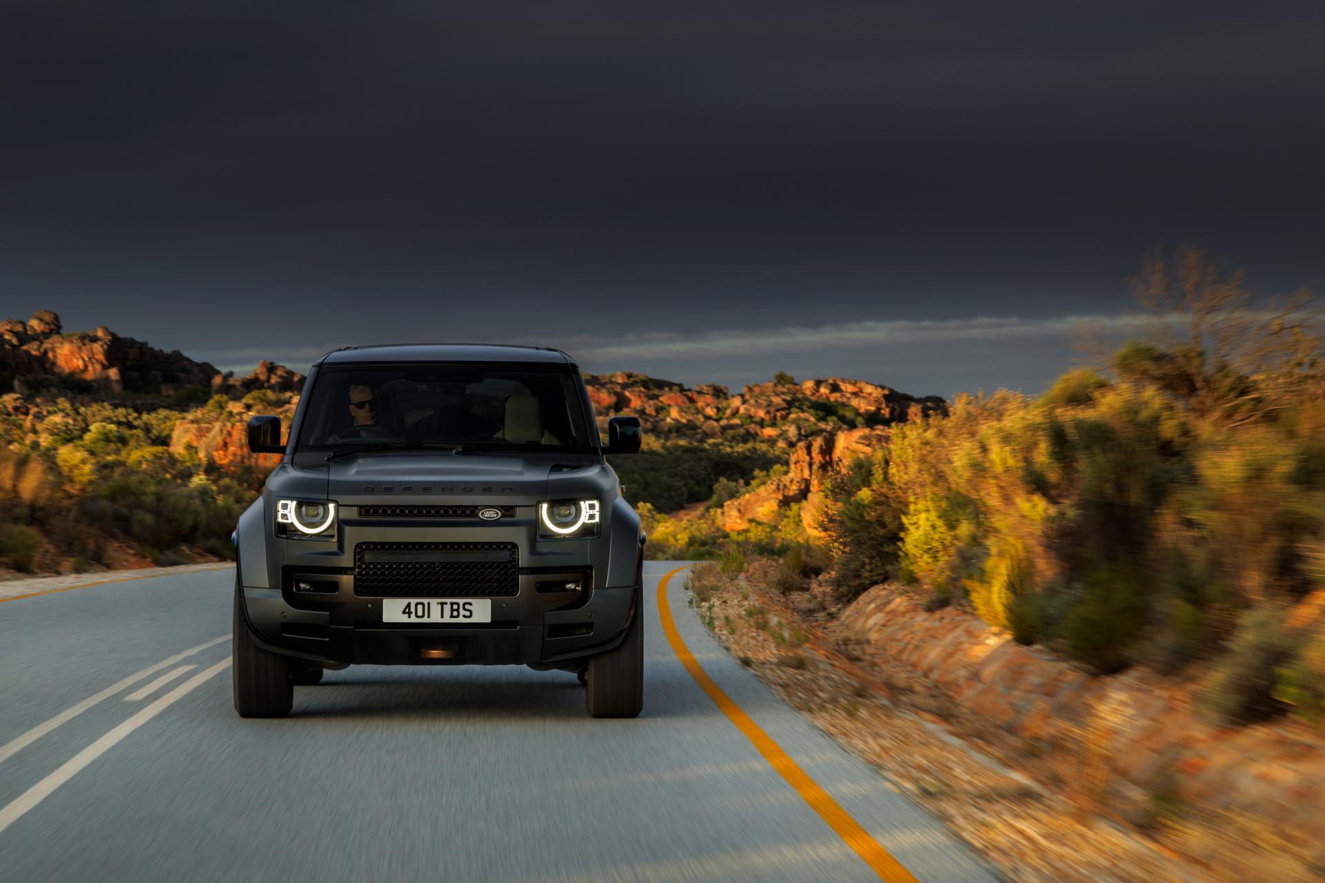 Defender Octa, un 4x4 extremo con motor BMW de 635 CV, destaca su diseño robusto.
