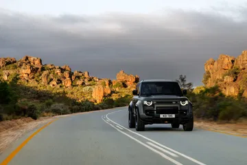 El Defender Octa se impone en carreteras desafiantes con su diseño robusto.
