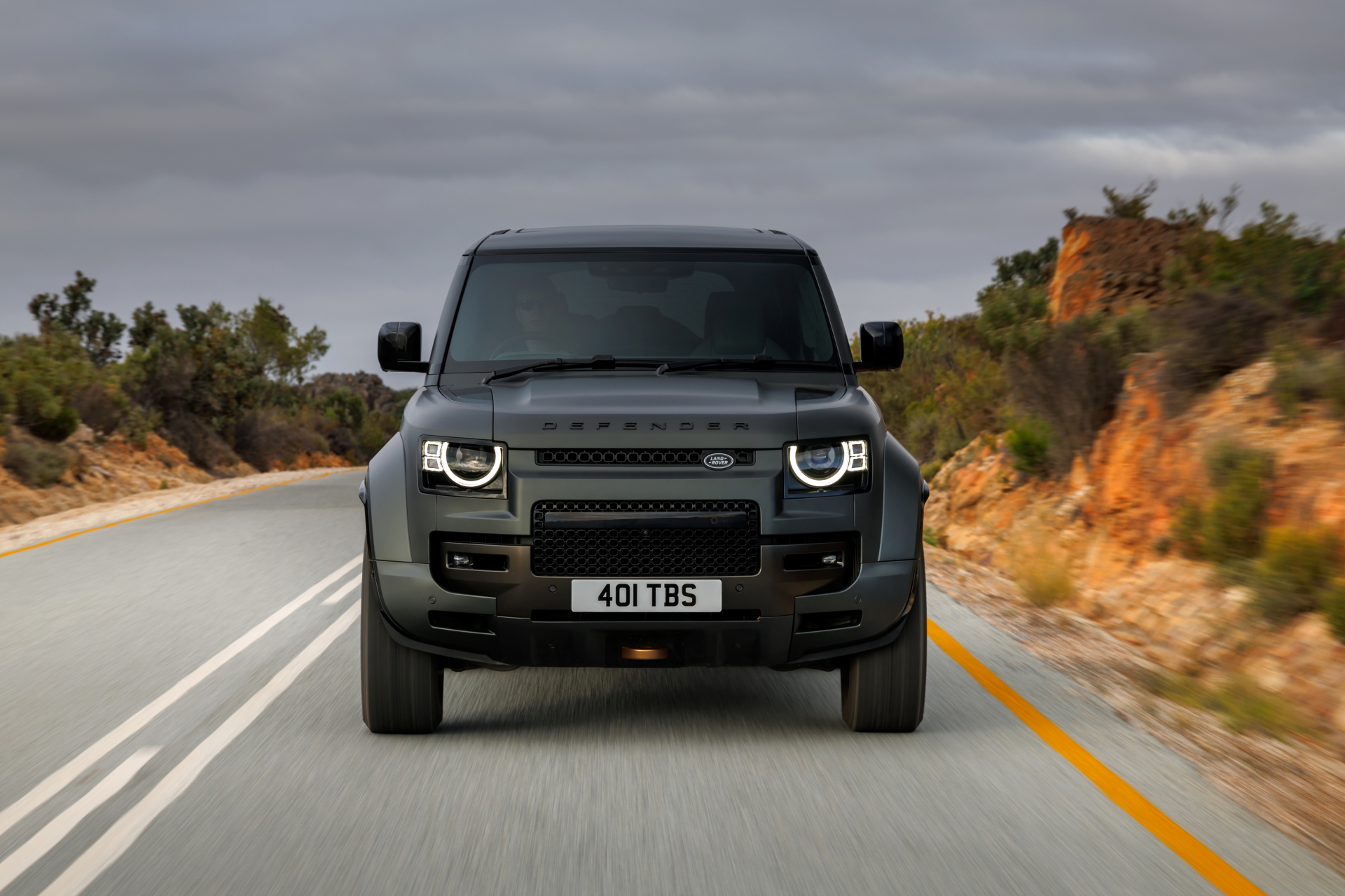 Imponente vista frontal del Defender Octa, optimizado para el 4x4 extremo.
