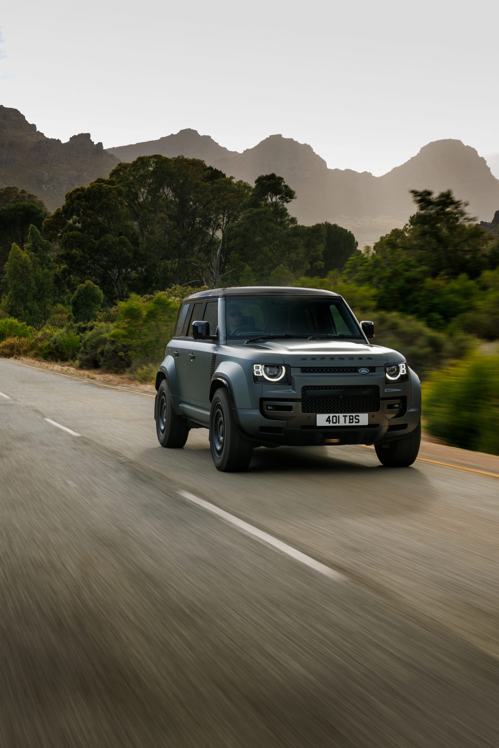 El Defender Octa se presenta imparable en terrenos difíciles, con su motor BMW de 635 CV.