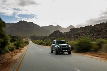 El Defender Octa se desplaza por un terreno desafiante, demostrando su capacidad 4x4.