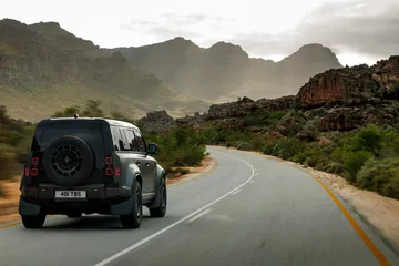 El Defender Octa se presenta robusto y preparado para cualquier terreno. Su motorización promete aventura sin límites.