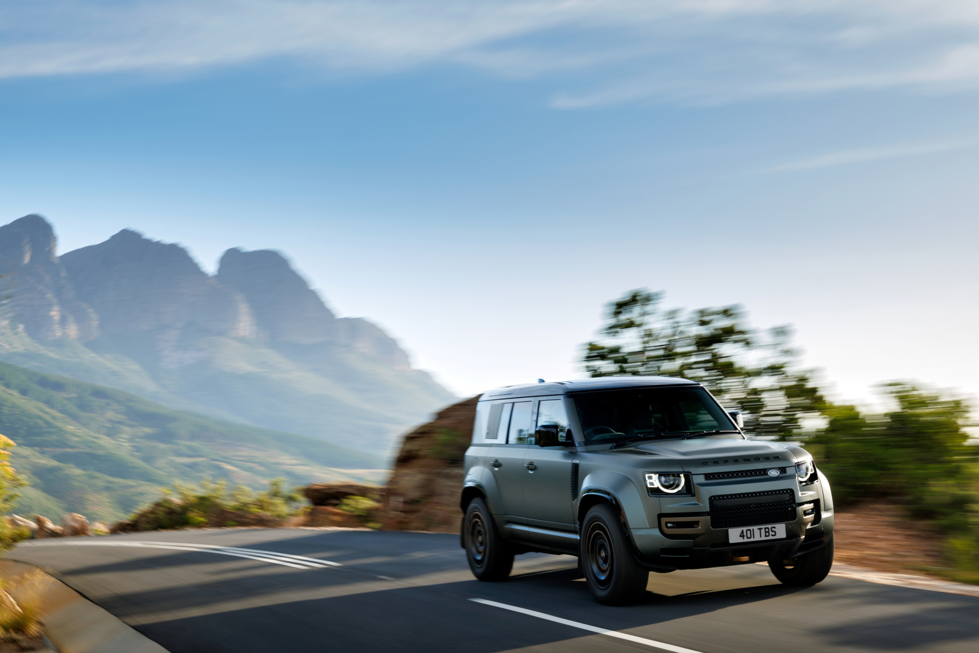 El Defender Octa destaca por su robustez y un potente motor BMW de 635 CV, ideal para el 4x4 extremo.