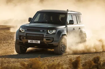 El Defender Octa 2025 destaca por su potencia y robustez, ideal para el 4x4 extremo.
