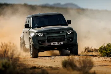 El Defender Octa se muestra imponente en todoterreno, ideal para desafíos extremos.