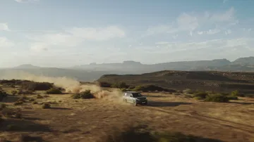 Un Defender Octa dominando un paisaje todoterreno con un motor BMW de 635 CV.