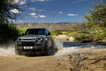 El Defender Octa atraviesa terrenos difíciles gracias a su potente motor BMW.