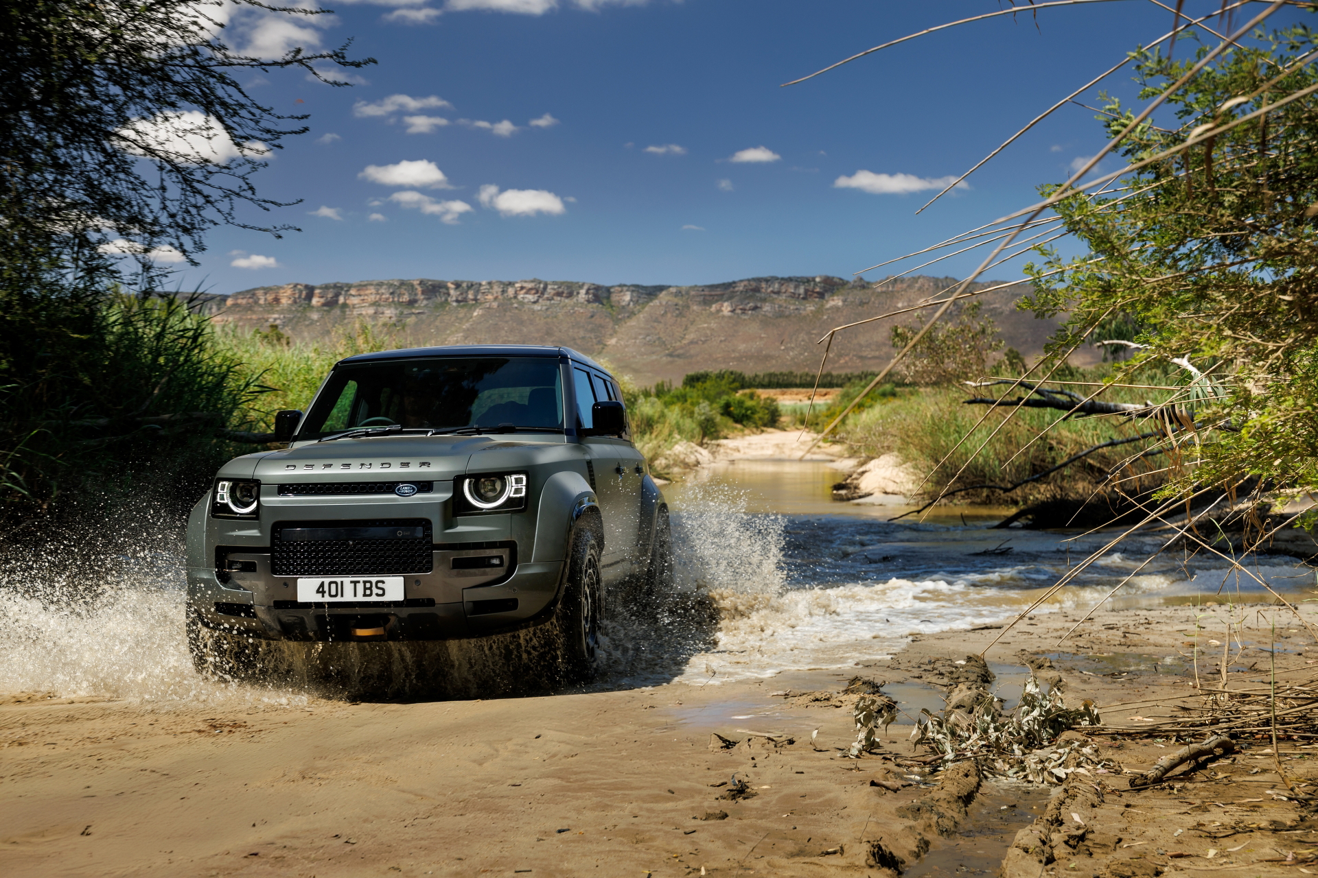 El Defender Octa atraviesa terrenos difíciles gracias a su potente motor BMW.