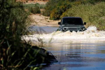 El Defender Octa se desenvuelve con maestría en terrenos difíciles, con un impresionante motor.