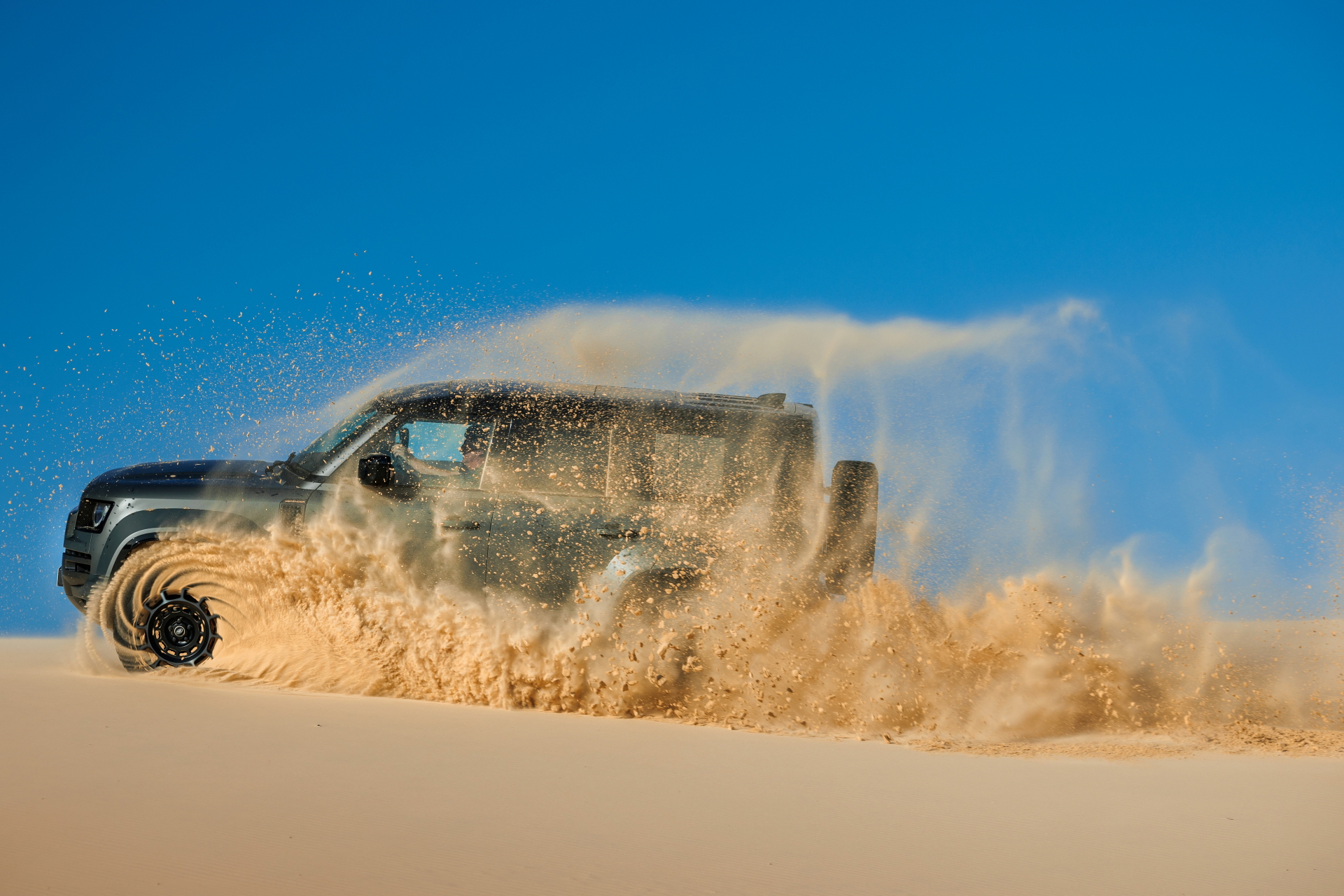 El Defender Octa desafía el terreno con un motor BMW de 635 CV.