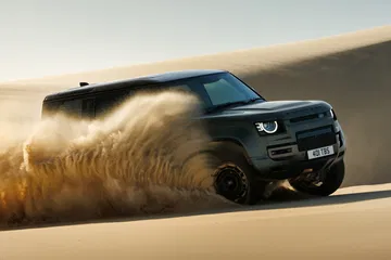 El Defender Octa 2025 desata su potencial off-road, destacando su motor BMW de 635 CV.