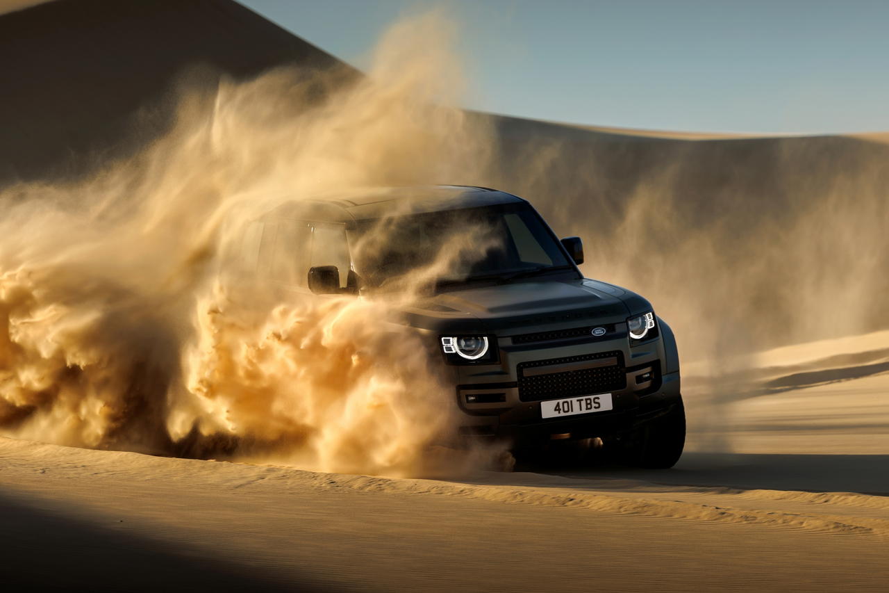 El Defender Octa ofrece un desempeño impresionante en terrenos difíciles con su motor BMW de 635 CV. El Defender Octa ofrece un desempeño impresionante en terrenos difíciles con su motor BMW de 635 CV.