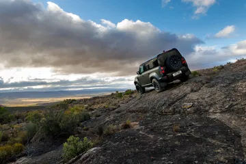 El Defender Octa muestra su capacidad 4x4 en terreno extremo, destacando su robustez.