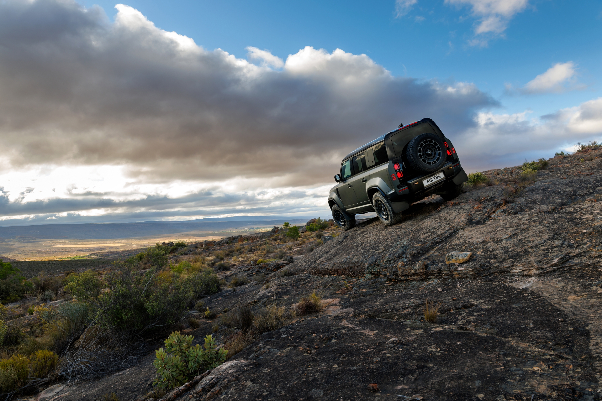 El Defender Octa muestra su capacidad 4x4 en terreno extremo, destacando su robustez.
