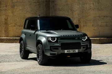 El Defender Octa ofrece un diseño robusto y elegante, ideal para cualquier aventura off-road.