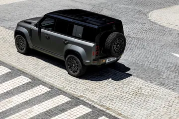 Una vista lateral y trasera del Defender Octa, ideal para el off-road extremo.