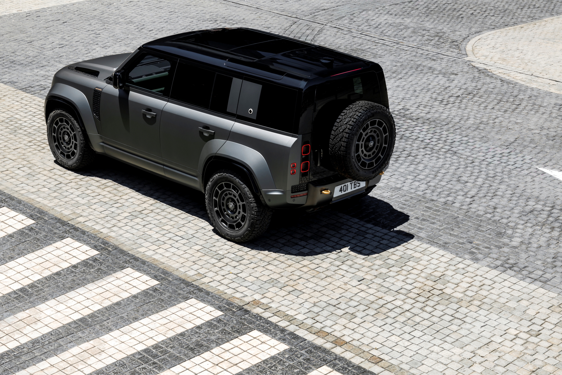 Una vista lateral y trasera del Defender Octa, ideal para el off-road extremo.