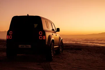 El Defender Octa destaca por su robustez en el todo terreno, ideal para aventuras extremas.