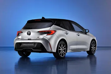 El Toyota Corolla destaca por su diseño moderno y elegante, ideal para el segmento compacto.