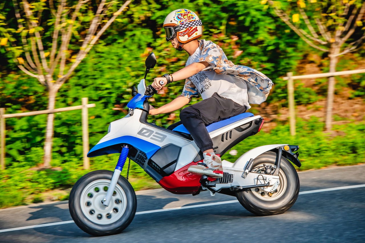 Felo moto FW03 en plena acción. Diseño moderno y deportivo.