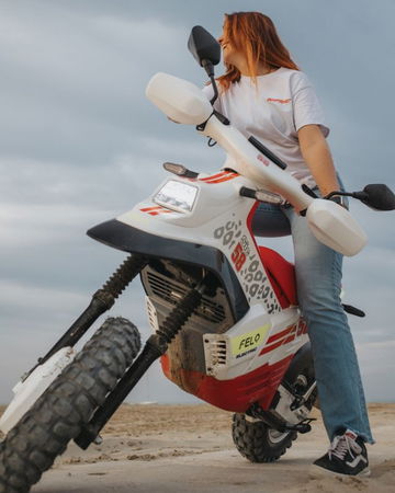 Felo moto FW03 en acción, mostrando su diseño deportivo y ágil.