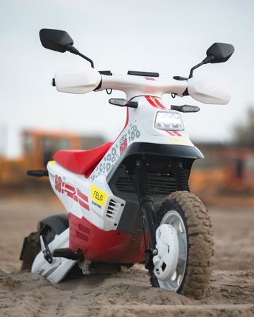 La Felo Moto FW03 presenta un diseño compacto y funcional ideal para terrenos difíciles.