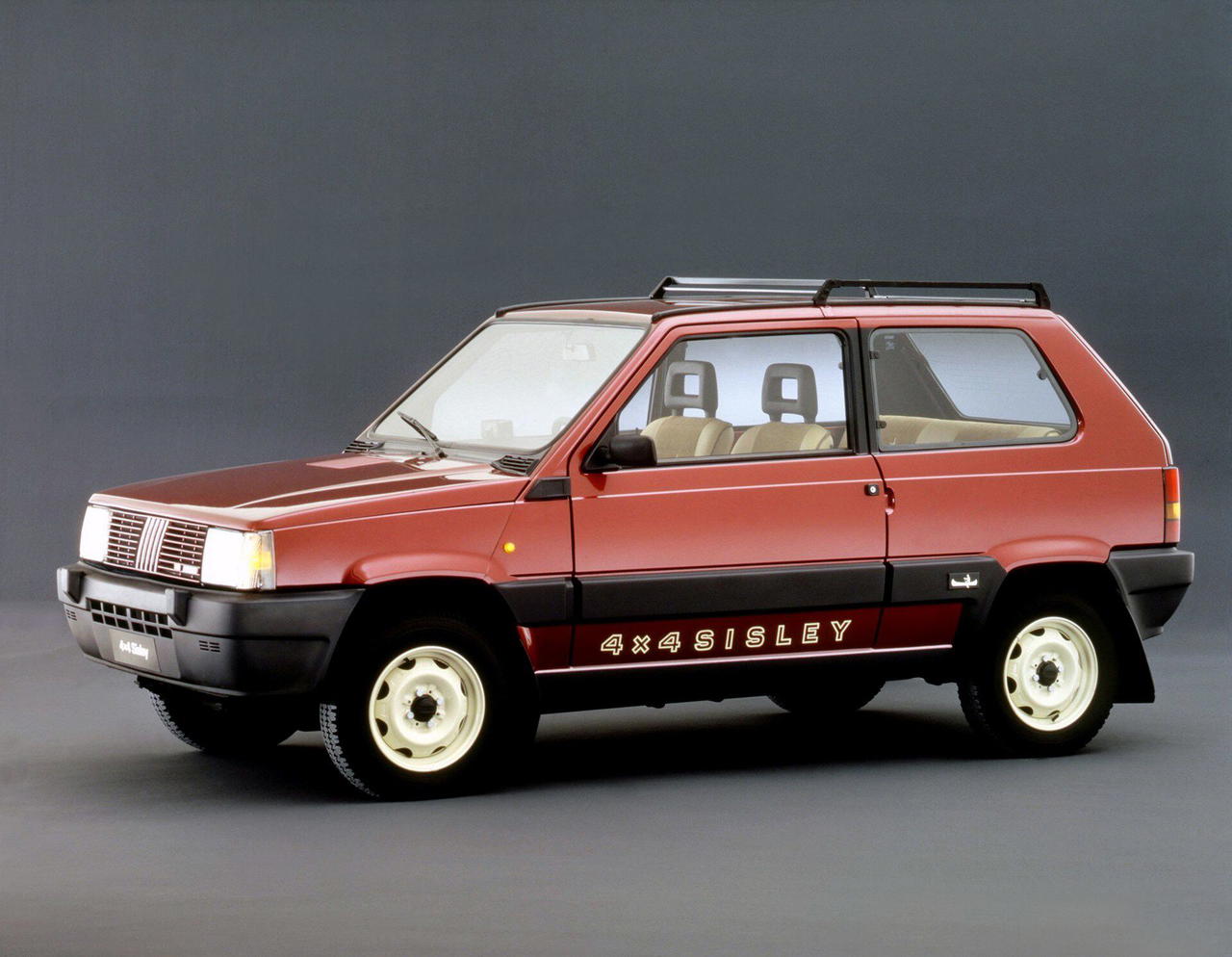 El FIAT Panda 4x4 muestra un diseño compacto y robusto, ideal para aventuras urbanas y rurales. El FIAT Panda 4x4 muestra un diseño compacto y robusto, ideal para aventuras urbanas y rurales.