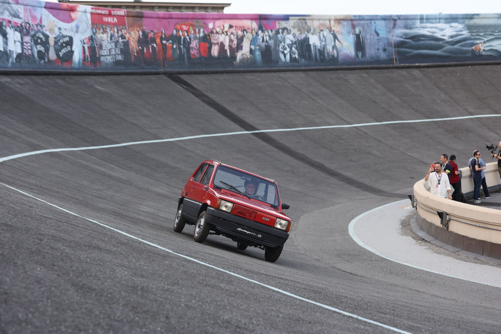 El FIAT Panda 4x4 muestra su versatilidad en un entorno dinámico.