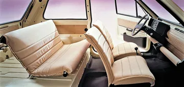 Interior del Fiat Panda 4x4, con asientos cómodos y estructura funcional.