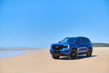 Ford Everest exhibido en un paisaje costero majestuoso Ford Everest exhibido en un paisaje costero majestuoso