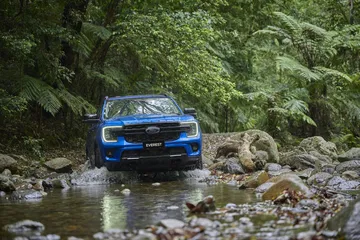 El Ford Everest muestra su robustez atravesando un terreno desafiante. El Ford Everest muestra su robustez atravesando un terreno desafiante.