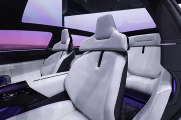 Diseño futurista con asientos ergonómicos y acabados de alta calidad.