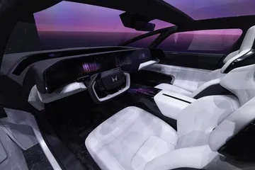 Interior futurista con asientos ergonómicos y tecnología avanzada.