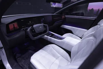 El interior del prototipo de Honda destaca por su diseño futurista y acabados elegantes.