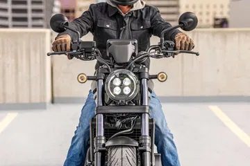 La custom que siempre olvidas parece americana, tiene un motor de trail eterno.