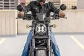 La custom que siempre olvidas parece americana, tiene un motor de trail eterno.