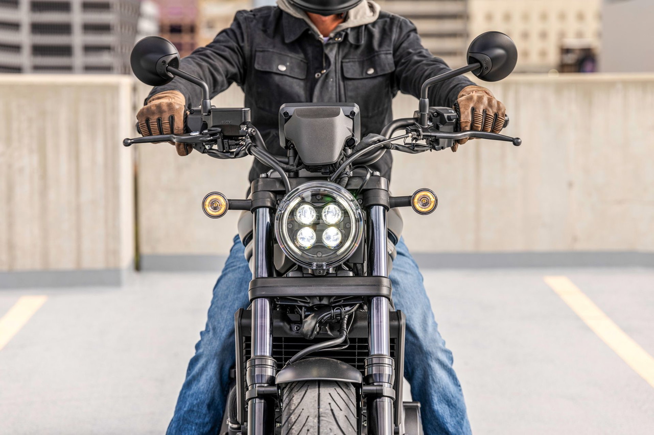 La custom que siempre olvidas parece americana, tiene un motor de trail eterno.